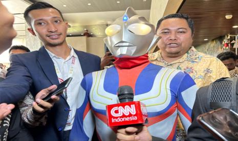 Anggota DPR terpilih Jamaludin Malik mengenakan kostum Ultraman saat pelantikan di Gedung DPR, Selasa (1/10/2024).