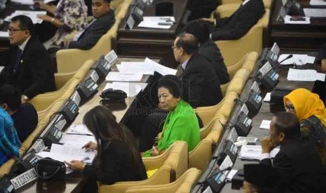 Anggota DPR tertua, Popong Otje Djundjunan mengikuti sidang paripurna pemilihan pimpinan MPR di Gedung Parlemen, Jakarta, Selasa (7/10).(Republika/Agung Supriyanto)