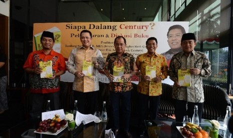 Anggota DPR yang juga inisiator hak angket Bank Century Bambang Soesatyo (kedua kiri), Akbar Faisal (kanan), Mukhamad Misbakhun (kedua kanan) bersama Ketua Fraksi Partai Golkar Ade Komarudin (kanan) dan pengamat politik Ray Rangkuti (kiri) menunjukkan Buku