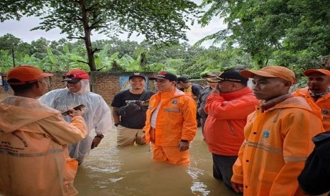 Anggota DPRD DKI Jakarta Purwanto (tengah) melakukan pengawasan penanganan banjir Jakarta