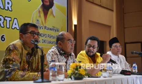 Anggota DPRD DKI Jakarta Ramli bersama PLT Ketua DPD Goolkar DKI Yorrys Raweyai, Ketua Bidang Organisasi DPP Golkar Freddy Latumahina, dan Ketua DPP Golkar Agun Ginanjar (dari kiri ke kanan) memberikan pernyataan saat menggelar konferensi pers di Jakarta