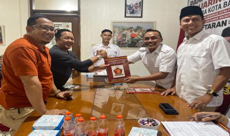 Anggota DPRD Fraksi Gerindra Provinsi Jawa Barat Arif Hamid Rahman mengambil formulir pendaftaran Balon Wali Kota Bandung