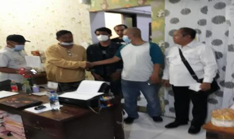 Anggota DPRD Kota Bekasi, IHT, menyerahkan anaknya, AT (21), tersangka kasus persetubuhan dan perdagangan orang ke Polres Metro Kota Bekasi, Jumat (21/5)