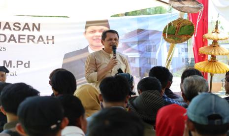 Anggota DPRD Provinsi Jawa Barat daerah pemilihan (Dapil) IV Kabupaten Cianjur, Tom Maskun saat Penyebarluasan Peraturan Daerah Provinsi Jawa Barat di Desa Nagrak, Kecamatan Cianjur, Kabupaten Cianjur, Jumat, (21/11/2024).