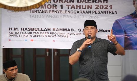 Anggota DPRD Provinsi Jawa Barat Hasbullah Rahmad saat Penyebarluasan Peraturan Daerah (Perda) Provinsi Jawa Barat No. 1 Tahun 2021 Tentang Fasilitasi Penyelenggaraan Pesantren kepada masyarakat Kampung Sida Mukti Kelurahan Sukamaju, Kecamatan Cilodong, Kota Depok, Jum