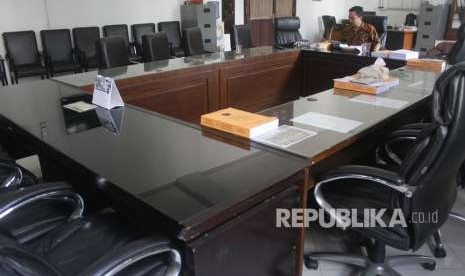 Ruang rapat Komisi A yang kosong di gedung DPRD Kota Malang, Jawa Timur