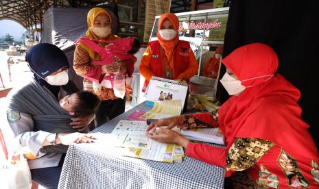 Anggota Forum Kesehatan Kelurahan Mojosongo memberikan edukasi dan melayani warga yang membeli makanan pendamping ASI untuk balita di Baby Cafe Bintangku, Mojosongo, Solo, Jawa Tengah. Gibran sebut stunting dan pernikahan dini masih menjadi masalah utama di Kota Solo.