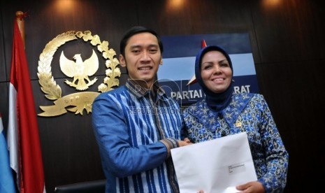  Anggota FPD Edhie Baskoro Yudhoyono bersama Ketua Fraksi Partai demokrat (FPD) Nurhayati Assegaf (kanan), usai menyatakan mundur sebagai anggota DPR di Kompleks Parlemen Senayan, , Jakarta, Kamis (14/2). (Republika/ Tahta Aidilla)