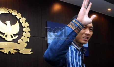  Anggota FPD Edhie Baskoro Yudhoyono melambaikan tangan usai menyatakan mundur dari anggota DPR di Kompleks Parlemen Senayan,Jakarta, Kamis (14/2).   (Republika/ Tahta Aidilla)