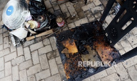 Anggota FPI melihat barang yang terkena lemparan bom molotov di Posko FPI DPC Pasar Rebo, Jakarta, Kamis (2/2)