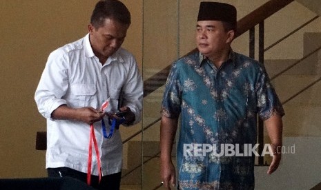  Anggota Fraksi Golkar DPR Ade Komarudin berjalan usai menjalani pemeriksaan di Gedung KPK, Jakarta, Kamis (13/7). 