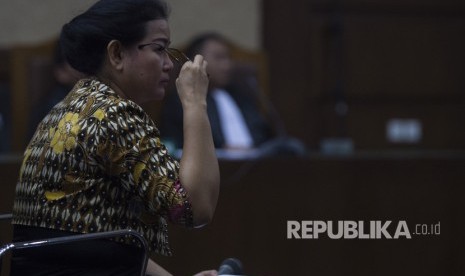 Anggota Fraksi Hanura DPR Miryam S. Haryani mendengarkan pembacaan nota keberatannya dalam sidang eksepsi di Pengadilan Tipikor, Jakarta, Senin (24/7). 