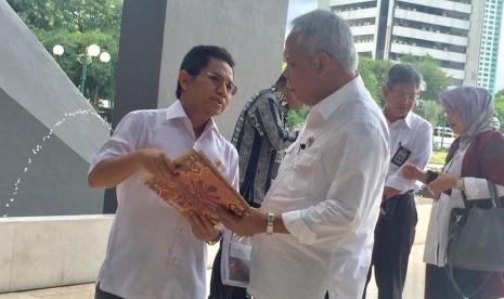 Anggota Fraksi PAN DPR Tjatur Sapto Edy berbicara dengan Menteri Pekerjaan Umum dan Perumahan Rakyat (PUPR) Basuki Hadimuljono. 