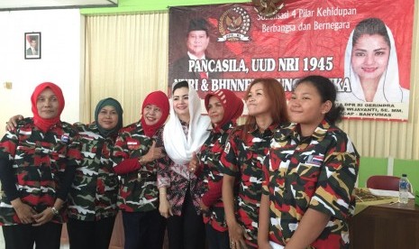 Anggota Fraksi Partai Gerindra DPR Novita Wijayanti (tengah).