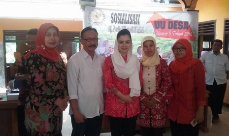 Anggota Fraksi Partai Gerindra DPR RI Novita Wijaya (tengah) usai Sosialisasi Undang-Undang Nomor 6 Tahun 2014 tentang Desa.