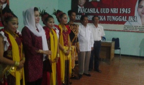 Anggota Fraksi Partai Gerindra Novita Wijayanti (kedua dari kiri) di sela-sela  Sosialisai 4 Pilar kebangsaan di Desa Kembaran, Kembaran, Banyumas, Jawa Tengah, Sabtu (27/2).