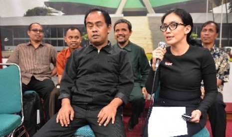 Anggota Fraksi PDIP DPR Rieke Diah Pitaloka bersama Juru Bicara Forum Tuna Netra Menggugat, Hendar.