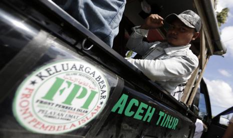 Anggota Front Pembela Islam (FPI) menggelar unjuk rasa memprotes penembakan anggota mereka oleh polisi di Banda Aceh, Indonesia, 08 Desember 2020. Enam tersangka pendukung ulama Indonesia Rizieq Shihab, pemimpin Front Pembela Islam , ditembak dan dibunuh dalam bentrokan dengan petugas polisi pada 07 Desember.