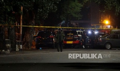 Bomb squad were getting ready to explode the bag of Mulyadi, the man who stabbed two mobile brigade members at Falatehan mosque, South Jakarta, Friday (June 30).