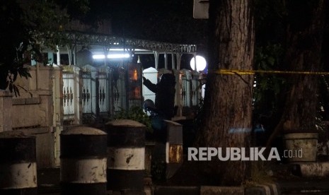 Anggota Gegana berisap meledakan tas yang diduga milik pelaku penikaman anggota polisi di depan Masjid Falatehan , Jakarta Selatan, Jumat (30/6).