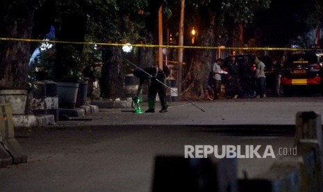 Anggota Gegana memeriksa tempat perkara usai diledakanya tas yang diduga milik pelaku penikaman anggota polisi di depan Masjid Falatehan , Jakarta Selatan, Jumat (30/6).