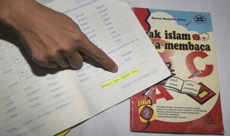 Anggota GP Ansor menunjukkan tulisan yang berbunyi 