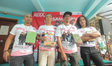 Anggota Grup band Slank (dari kiri) Ivanka, Bim-Bim, Ridho dan Kaka berpose usai konferensi pers Jelang Konser Pesantren di empat kota di Jakarta, Selasa (5/9). 