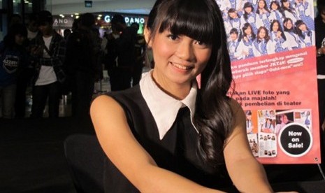 Anggota grup idola JKT48, Stella Cornelia, pada sesi tanda tangan Official Guide Book 