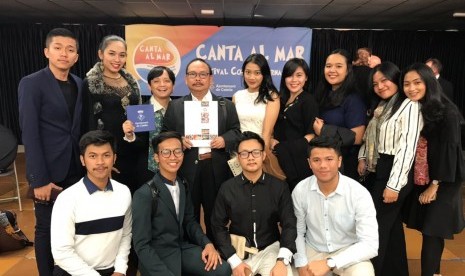 Anggota grup vokal Vocademia UI juara 1 dalam lomba Canta Al Mar, Festival Coral International di Spanyol.