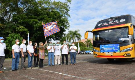 Anggota holding PT Pupuk Indonesia, PT Pupuk Kalimantan Timur (PKT) memfasilitasi ratusan masyarakat Bontang pada mudik lebaran Idul Fitri 1433 H melalui jalur darat, pada program bertajuk Mudik Aman Mudik Sehat bersama BUMN 2022. Para pemudik dilepas secara resmi Manajemen PKT, bersama Wakil Wali Kota Bontang Najirah di halaman parkir GOR PKT pada Kamis (28/4/2022). 