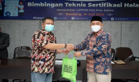 Anggota holding Pupuk Indonesia, PT Pupuk Kalimantan Timur (PKT), bekerja sama dengan Lembaga Pengkajian Pangan, Obat-obatan dan Kosmetika Majelis Ulama Indonesia (LPPOM MUI) Provinsi Kalimantan Timur (Kaltim) untuk memfasilitasi pengurusan sertifikat halal produk UMKM mitra binaan.