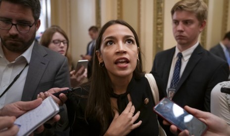 Anggota House of Representative AS Alexandria Ocasio-Cortez dari New York yang menjadi target ucapan rasialis Presiden AS Donald Trump berbicara kepada wartawan di House, Capitol, Washington, Kamis (18/7).