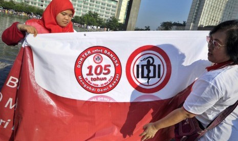 Anggota Ikatan Dokter Indonesia (IDI) melakukan kampanye kesehatan dalam rangka Hari Bakti Dokter Indonesia ke-105, di Jakarta, Minggu (19/5).