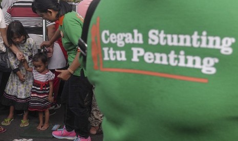 Anggota Ikatan Konselor Laktasi Klaten mengukur postur tinggi bocah dan memberikan sosialiasi pemberian gizi bayi untuk mencegah kegagalan tumbuh kembang anak (stunting) saat Hari Bebas Kendaraan Bermotor di Klaten, Jawa Tengah, Minggu (22/4).