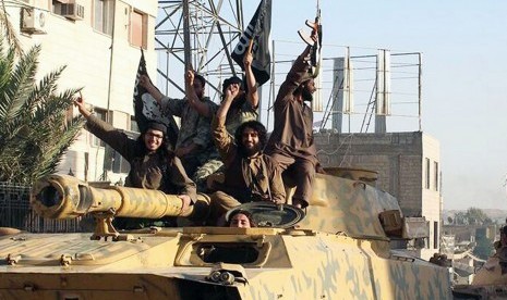 Anggota ISIS ketika melakukan parade di Raqqa, Suriah.