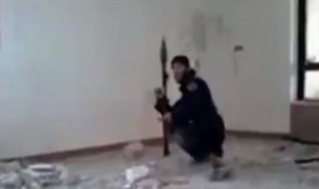 Anggota ISIS Siap Menembak menggunakan RPG (1)