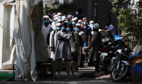 India Segel Markas Jamaah Tabligh. Anggota Jamaah Tabligh menunggu bus yang akan membawa mereka ke fasilitas karantina di Nizamuddin, New Delhi, India, Selasa (31/3). Jamaah Tabligh tetap menggelar pertemuan di tengah kekhawatiran meluasnya penyebaran virus corona.