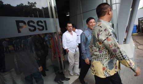 Anggota kelompok 85 meninggalkan Kantor PSSI usai melakukan pertemuan tertutup dengan perwakilan PSSI, FIFA dan AFC di Jakarta, Selasa (21/6). 