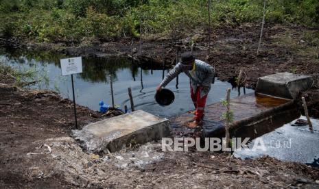 Anggota kelompok masyarakat (Pokmas) membersihakan sekat kanal untuk mencegah kebakaran di lahan gambut di hutan produksi terbatas (HPT), Pedamaran, Kabupaten Ogan Komering Ilir (OKI), Sumatra Selatan, Rabu (9/9/2020). 