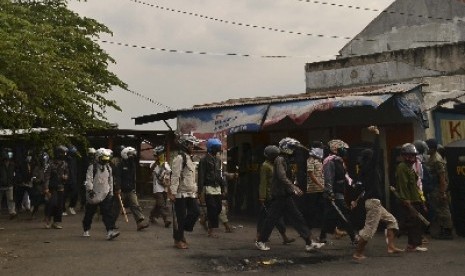 Anggota kelompok ormas membawa senjata sebelum bentrok dengan warga (Ilustrasi)