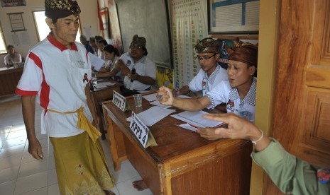 Anggota Kelompok Penyelenggara Pemungutan Suara (KPPS) dan petugas Warga Desa Bengkala, Buleleng, Bali, Rabu (15/2). Kepala Bagian Edukasi dan Perlindungan Konsumen OJK Regional 8 Bali dan Nusa Tenggara I Gusti Bagus Adi Wijaya mengimbau masyarakat untuk waspada terhadap penawaran investasi dengan tingkat pengembalian yang tinggi.