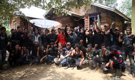 Anggota kelompok sipil bersenjata dibawah pimpinan Nurdin alias Din Minimi berfoto bersama setelah menyerahkan senjata di Desa Ladang Baro, Kecamatan Julok, Aceh Timur, Aceh, Selasa (29/12). (Antara/Syifa Yulinnas)