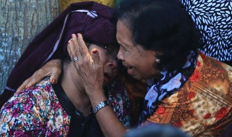 Anggota keluarga almarhumah Nanin br Sitepu korban terjangan awan panas Gunung Sinabung, menangis pada prosesi penyerahan jenazah di RSU Kabanjahe, Karo, Sumatera Utara, Minggu (22/5). 