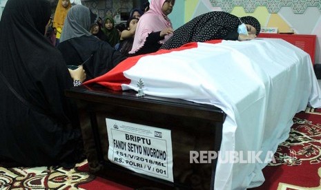 Anggota keluarga berdoa di samping peti jenazah korban kerusuhan di Rutan Mako Brimob almarhum Briptu Fandy Setyo Nugroho di rumah duka, di Kompleks Polri, Jatirangga, Bekasi, Jawa Barat, Rabu (9/5). Almarhum Briptu Fandy Setyo Nugroho menjadi salah satu korban meninggal akibat insiden kerusuhan di Rutan Mako Brimob, Depok. 