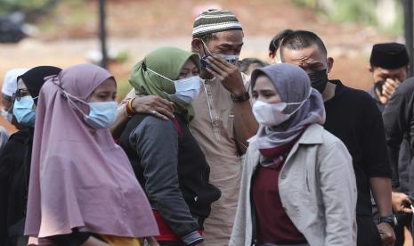 Anggota keluarga berduka saat pemakaman di bagian khusus Pemakaman Umum Jombang yang disediakan untuk mereka yang meninggal karena COVID-19, di Tangerang. Virus corona jenis baru telah berdampak serius ke belasan ribu anak Indonesia yang kehilangan orang tua atau pengasuh utamanya. Pemerintah sedang menggodok skema bantuan bagi anak-anak yang kehilangan pengasuh utamanya akibat Covid-19.