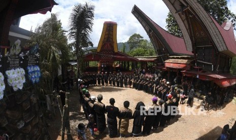 Bandara Buntu Kunik Toraja menanti Presiden Joko Widodo untuk meresmikannya. Foto Tarian adat mabadong, salah satu satu bagian dari uoacara adat di Toraja, Sulawesi Selatan. (ilustrasi)