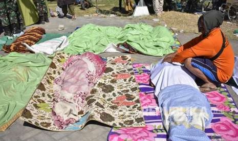 Bodies of earthquake victims were laid in the yard of North Lombok District General Hospital in Tanjung, North Lombok, West Nusa Tenggara (NTB) province, Monday (Aug 6).