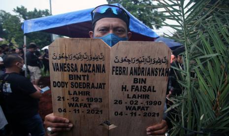 Anggota keluarga menunjukkan papan nisan yang akan ditaruh di pusara Vanessa Angel dan suaminya Febri Andriansyah di TPU Islam Malaka, Pesanggrahan, Jakarta, Jumat (5/11/2021). Vanessa Adzania alias Vanessa Angel dan suaminya Febri Andriansyah meninggal dunia dalam kecelakaan tunggal di ruas Tol Nganjuk, Jawa Timur pada Kamis (4/11/2021)