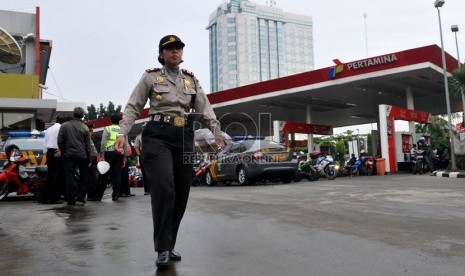   Anggota kepolisan melakukan pengamanan SPBU di kawasan Pramuka, Jakarta Pusat, Senin (17/6).    (Republika/Prayogi)