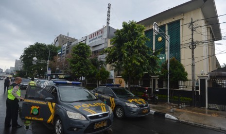 Anggota kepolisian berjaga di depan PN Utara, yang akan digunakan untuk tempat sidang perdana kasus dugaan penistaan agama yang melibatkan Gubernur DKI Jakarta nonaktif Basuki Tjahaja Purnama, di Jakarta, Senin (12/12). 